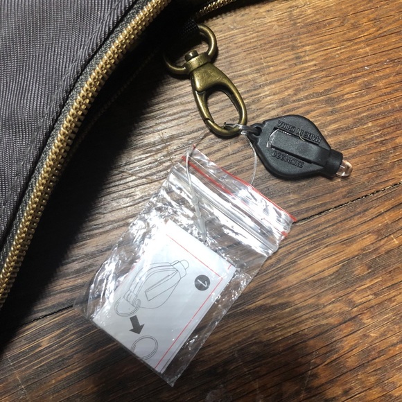 Travelon Anti-Theft Shoulder Bag - Picture 8 of 9